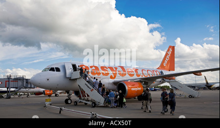 EasyJet Flugzeug auf der Startbahn in Stansted Start-und Landebahn Stockfoto