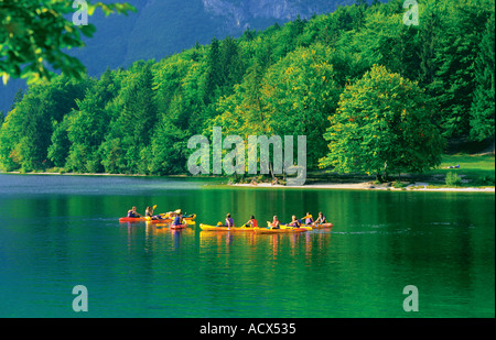 Touristen, Kanufahren auf dem See von Bohinj Ribcev Laz Bohinj Triglav National Park-Slowenien Stockfoto