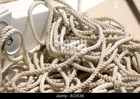 Seile versammeln sich auf dem Deck eines Bootes. Stockfoto