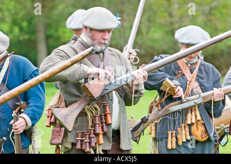 Covenanter Soldat Primzahlen Muskete abfeuern Mechanismus mit Schießpulver Stockfoto