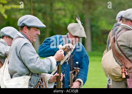 Covenanter Soldat Primzahlen Muskete mit Stab Stockfoto