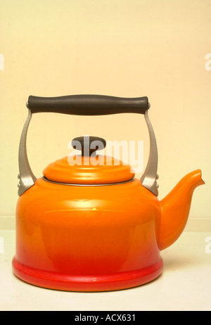 KÜCHEN-UTENSILIEN VON BATH UK CATERING EINE LE CREUSET TRADITIONELLEN WASSERKOCHER Stockfoto