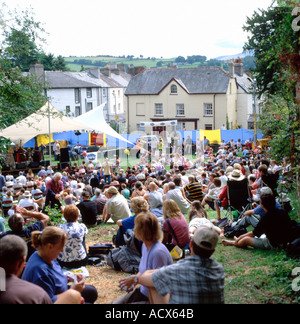 Eine Menge Leute sitzen auf dem Rasen, das Anhören von Musik auf dem jährlichen Brecon Jazz Festival, Wales UK KATHY DEWITT Stockfoto