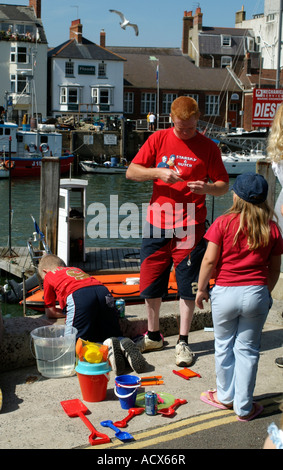 Angeln für Krabben auf dem Kai Urlauber in Weymouth Dorset England UK Stockfoto