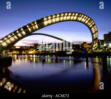Die Millennium-Auge-Bridge in angehobener Stellung bei Nacht Newcastle Upon Tyne Tyne and Wear, England, UK Stockfoto