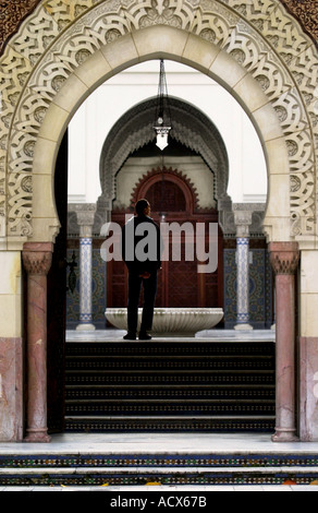 GEWÖLBTEN DURCHGANG IN DEN INNENHOF AN DER LA MOSCHEE DE PARIS Stockfoto