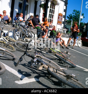 Mountainbiker, die sich vor dem Neuadd Arms Hotel bei der Mountain Bike Bash-Veranstaltung in Llanwrtyd Wells Powys Wales UK, Großbritannien, ENTSPANNEN. KATHY DEWITT Stockfoto