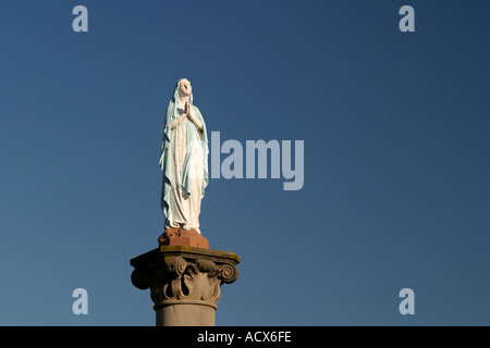 Eine Statue der Jungfrau Maria in Frankreich Stockfoto