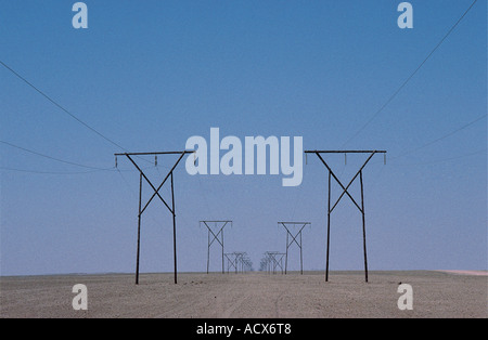 Stromleitungen über der Wüste in Richtung Swakopmund Namibia Südwest-Afrika Stockfoto