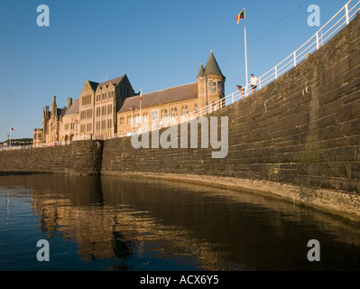 Die Old College-Gebäuden Aberystwyth University of Wales am Abend bei Flut Stockfoto