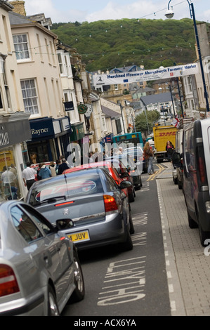 Schwerverkehr in der Haupteinkaufsstraße (große Darkgate Straße) Stadtzentrum Aberystwyth, Wales Stockfoto