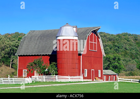Silos und Scheune auf ländlichen landwirtschaftlichen Betrieb in Minnesota Stockfoto