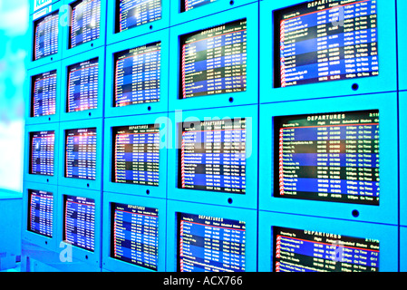 Mehrere CRT TV-Monitore am Flughafen Stockfoto