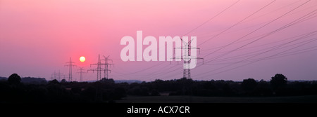 Elektrische Masten und Sonnenuntergang, Deutschland Stockfoto