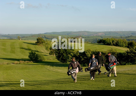 Eine Gruppe von Golfern auf Penlanlas Golfclub im Ystwyth Tal in der Nähe von Aberystwyth Wales UK, Sommerabend Stockfoto