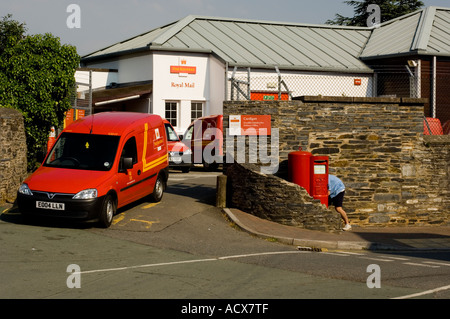 Briefträger sammelt die Post-Post aus einem Briefkasten außerhalb Cardigan Post Depot mit roten van in der Nähe Stockfoto