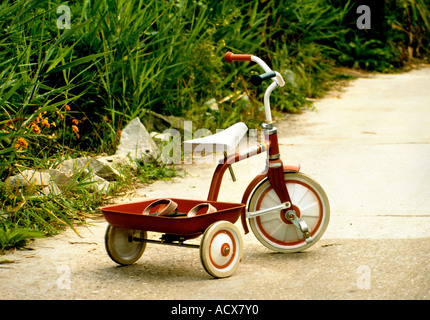 Kleine rote Childs drei wheeler Stockfoto