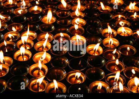 Gebet-Kerzen im Kloster am Swayambhunath Stockfoto