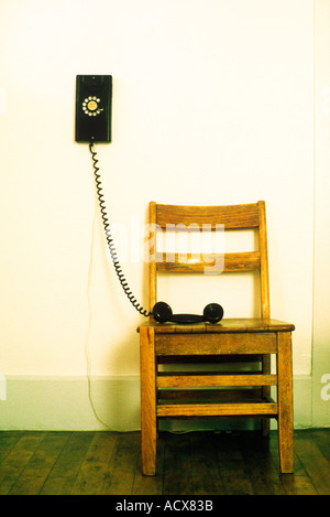 Alte Mode rotary Telefonhörer auf Stuhl Stockfoto