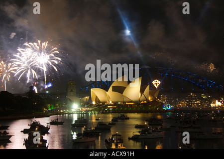 New South Wales Australien Sydney Opera House und Kleiderbügel Brücke mit Booten im Hafen von Sydney Stockfoto