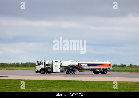 Flugzeug-Betankung LKW bei Skavsta Flughafen Schweden Stockfoto
