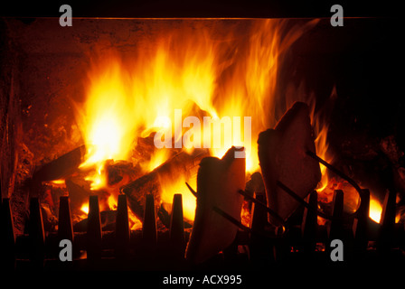 Brot Toasten am offenen Feuer Stockfoto