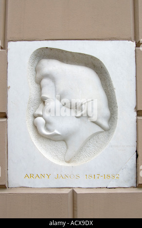 Budapest, Ungarn. Marmor-Gedenktafel von János Arany (ungarische Dichter-1817-1882) Stockfoto