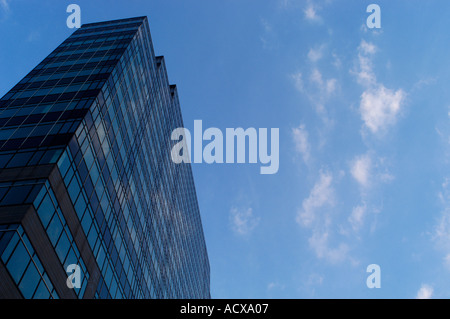 Bürogebäude vor Himmel mit Wolken Stockfoto