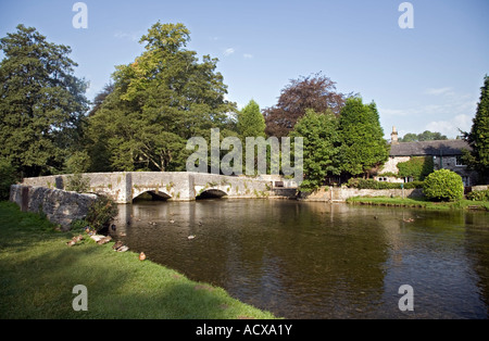 Ashford In der Wasser Sheepwash Lastesel Brücke über Fluss Wye Derbyshire ruhiger Sommertag Stockfoto