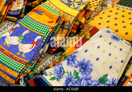 Hübsche traditionelle Tischdecken auf einem provenzalischen Marktstand, Provence, Frankreich Stockfoto