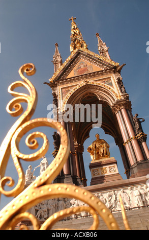 Albert Memorial in den Kensington Gardens, London, England. Mit gold Fechten fangen das Sonnenlicht am Nachmittag. Stockfoto