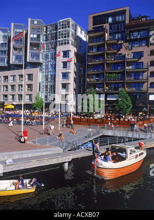 Restaurants am Meer und Kanäle mit vorbeifahrenden Boote am Aker Pier in Oslo Stockfoto