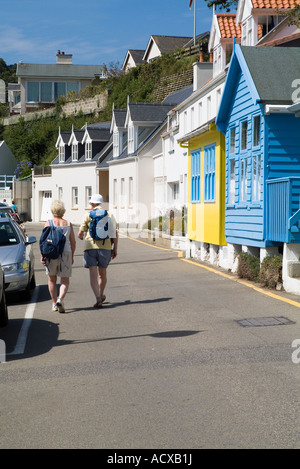 dh Rozel ST MARTIN JERSEY Touristenwanderung Paar Dorf am Wasser Bemalte Hütten Häuser ältere Wanderer Kanal Inseln Menschen Wanderurlaub Wanderer Stockfoto