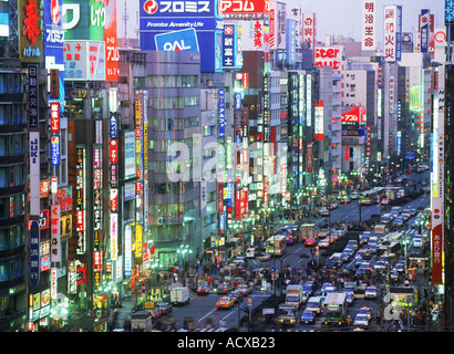 Shinjuku Bezirk von Tokio in der Nacht Stockfoto