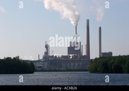 Rauch aus Zellstoff und Papier Fabrik wogenden Stockfoto