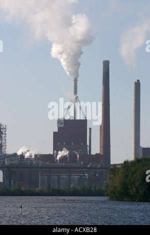 Rauch aus Zellstoff und Papier Fabrik wogenden Stockfoto