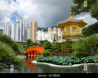 Goldener Pavillon und rote Brücke im Nan Lian Garden neben dem Chi Lin Nunnery Hong Kong china Stockfoto