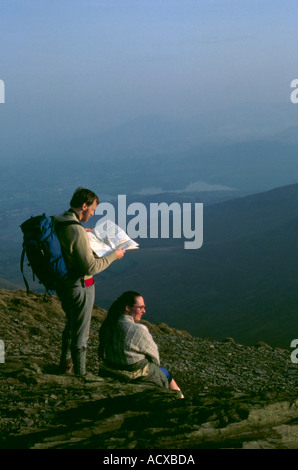 Karte lesen auf grisedale Hecht, derwent Fells, Nationalpark Lake District, Cumbria, England, UK. Stockfoto