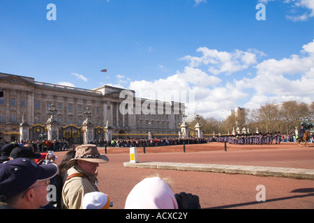 Touristen, die gerade der Changing of The Guard Zeremonie Coldstream Guards Regiment Buckingham Palace London England Stockfoto