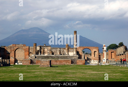 Das Forum mit dem Tempel des Jupiter und der Vesuv im Hintergrund. Der Tempel stammt aus dem 2. Jahrhundert v. Chr. Stockfoto