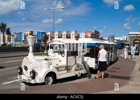 dh ST HELIER JERSEY Frau touristischen Blick auf Tourist Road Train Stockfoto