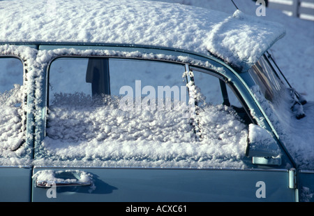 VW Käfer im winter Stockfoto