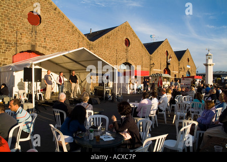 dh ST Neuss JERSEY-Folk-Sänger auf der Bühne Folk-Gesang und touristische Publikum Stockfoto