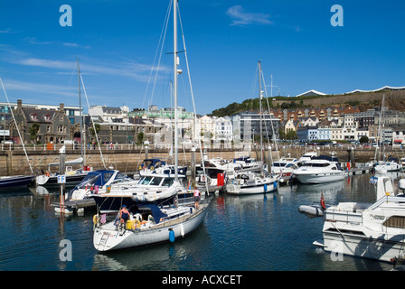 dh Albert Harbour ST HELIER JERSEY Yachts bei Ankunft in St. Helier Marina Kanal Inseln Segelinsel uk Stockfoto