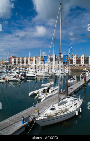 dh Albert Harbour ST HELIER JERSEY Luxus-Yacht in St Helier Marina und Wohnungen am Wasser Segelhafenboot uk Inselkanalinseln Stockfoto