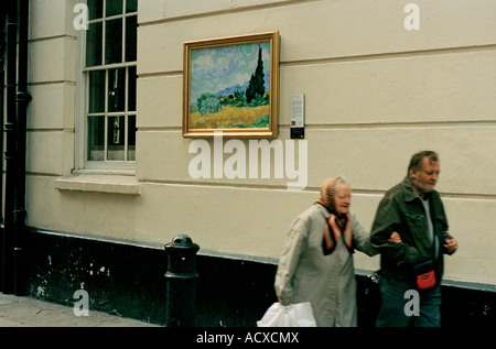 Ein Weizenfeld mit Zypressen von Van Gogh. Teil der Nationalgalerie Grand Tour in London Stockfoto