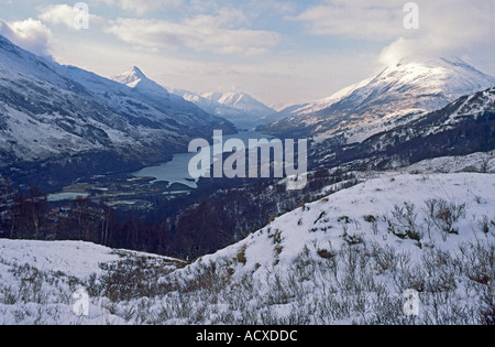 Kinlochleven und die umliegenden Hügel im Winter mit Pap Glencoe im Hintergrund Stockfoto
