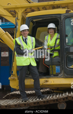 Lord Seb Sebastian Coe und Ministerin für Olympische Spiele Tessa Jowell mit symbolischem Olympiapark Baton. Aquatic Center 2007 Stratford East London HOMER SYKES Stockfoto