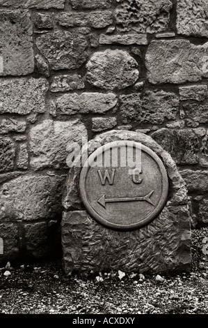 WC-Schild in Stein gemeißelt Stockfoto