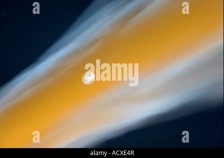 Emission von Hanasaari Einheit B Kohlekraftwerk behindern den Mond, Helsinki, Finnland Stockfoto